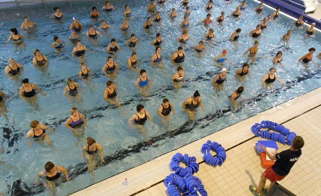 Séance collective d’aquagym en piscine
