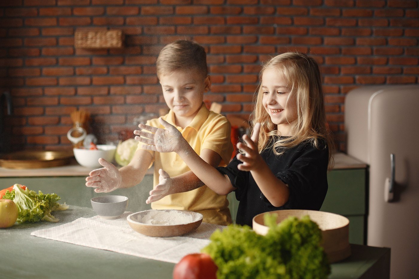 Deux enfants qui cuisinent ensemble