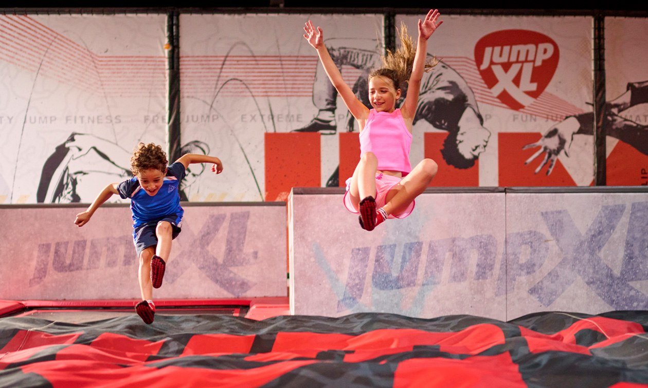 Enfants dans un parc de trampolines